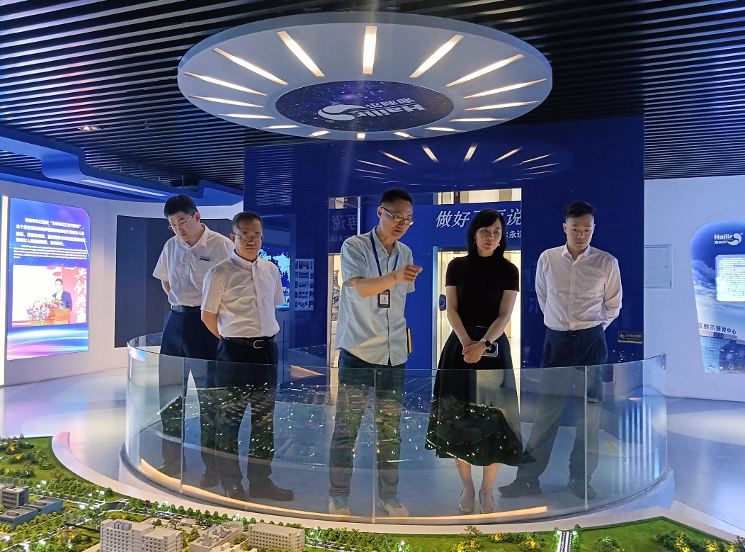 光大銀行訪問團(tuán)一行到海利爾參觀洽談  