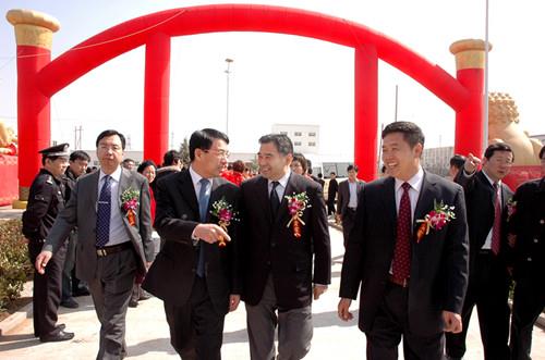 青島市委常委、市委秘書長王魯明，青島市人大副主任、工商聯(lián)主席徐航來公司視察工作
