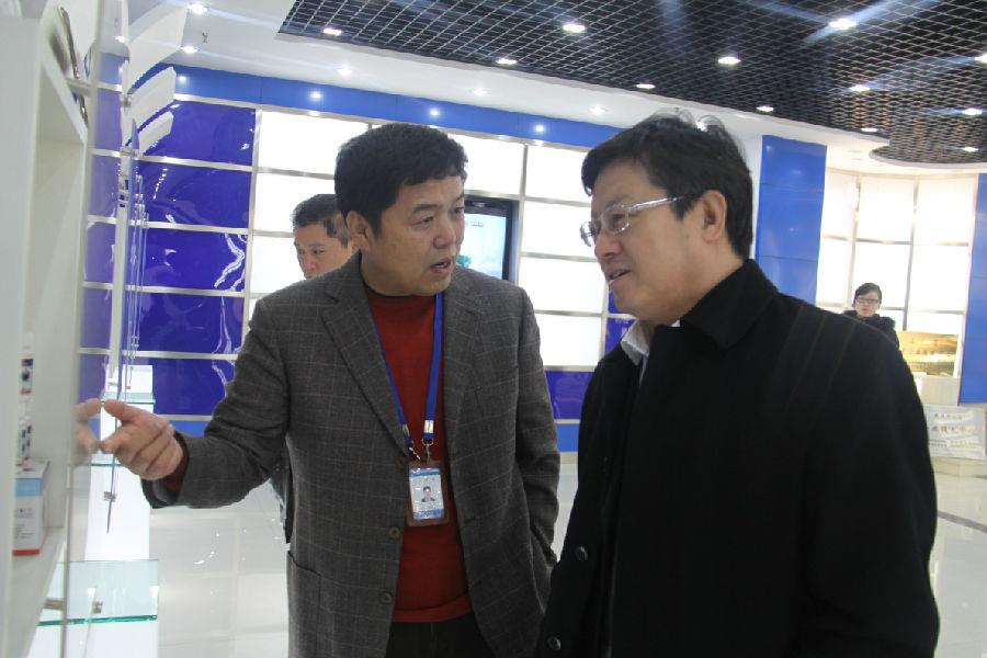 青島市委常委、副市長王曉方到海利爾調(diào)研科研創(chuàng)新工作